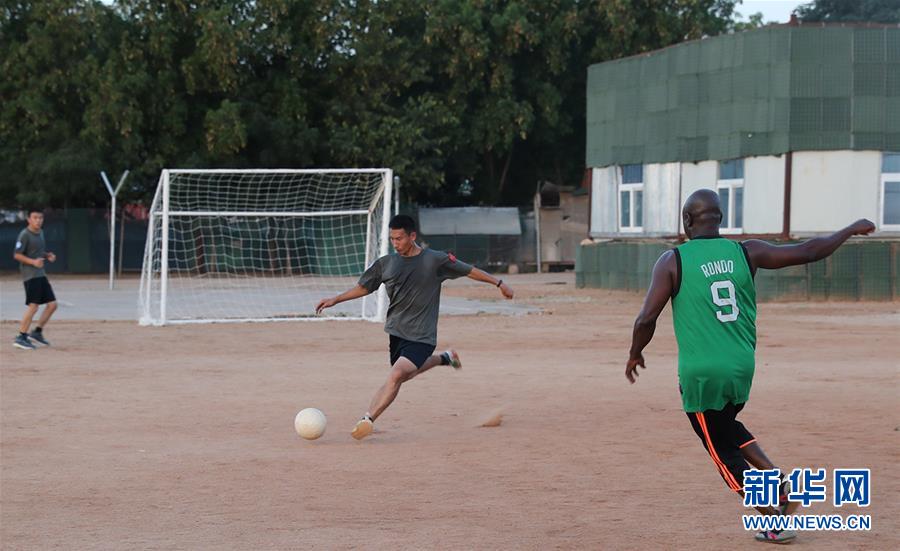 (國際·圖文互動)(4)拳拳赤子心 悠悠藍盔情——記中國赴蘇丹達爾富爾維和部隊度中秋和國慶佳節(jié)