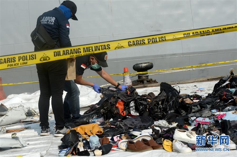 (國際)(1)印尼總統(tǒng)要求盡快查明獅航客機(jī)失事原因