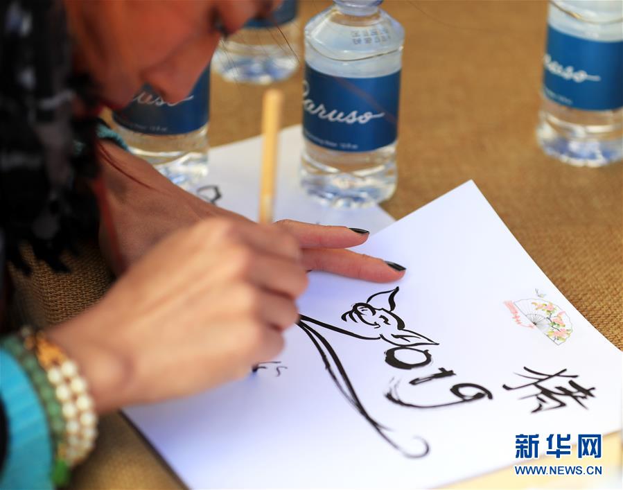 (國(guó)際·圖文互動(dòng))(1)到洛杉磯農(nóng)夫市場(chǎng)紅紅火火過大年