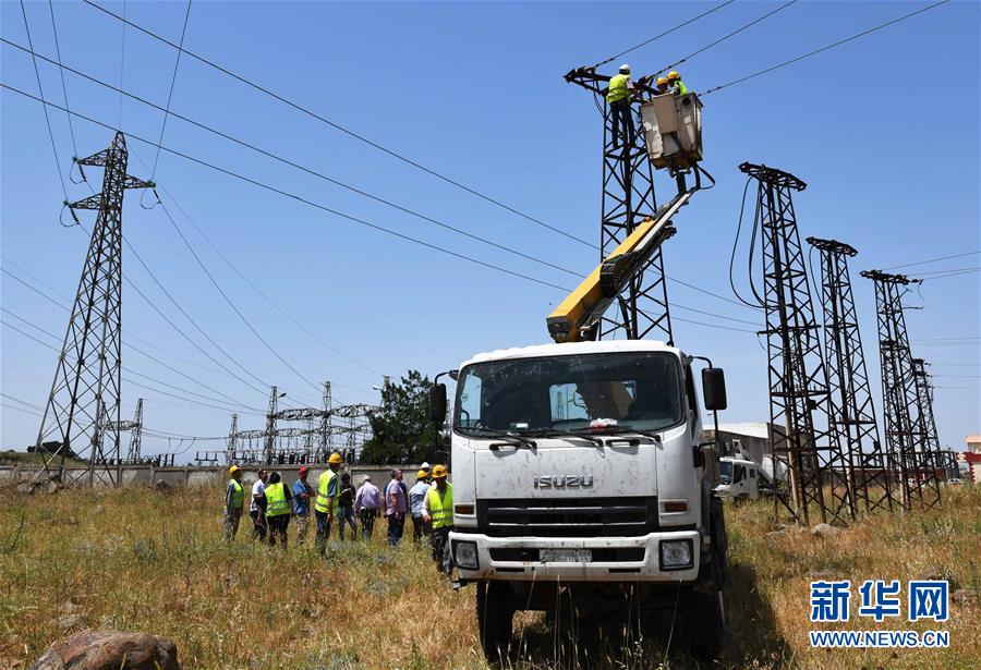 (國際·圖文互動(dòng))(1)通訊:從家庭走向曠野的敘利亞女電工