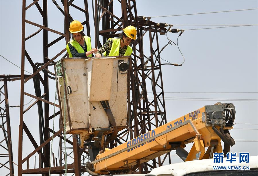 (國際·圖文互動(dòng))(3)通訊:從家庭走向曠野的敘利亞女電工