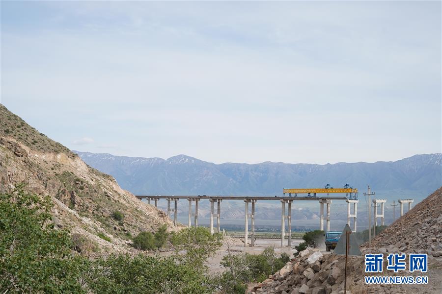 (習(xí)近平出訪配合稿·圖文互動)(3)通訊:雪山腳下有條“中國路”