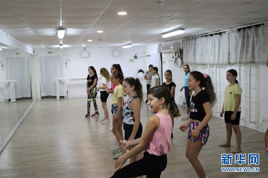 (國際·圖文互動)(2)通訊:以黎邊境防空洞里的舞蹈課
