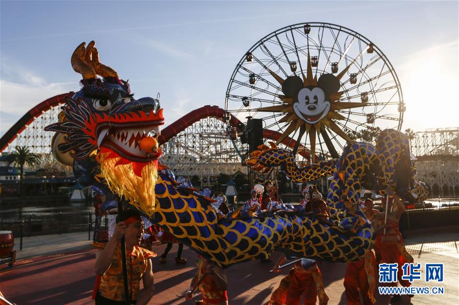 (國際·圖文互動)(3)通訊:美國迪士尼加州冒險樂園紅紅火火迎鼠年