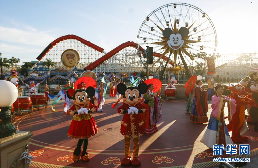 (國際·圖文互動)(10)通訊:美國迪士尼加州冒險樂園紅紅火火迎鼠年