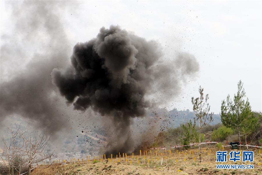 （國際&middot;圖文互動）（4）通訊：&ldquo;中國軍人掃雷一如既往專業(yè)和敬業(yè)！&rdquo;&mdash;&mdash;記中國赴黎維和部隊完成&ldquo;藍(lán)線&rdquo;3個雷場清排任務(wù)