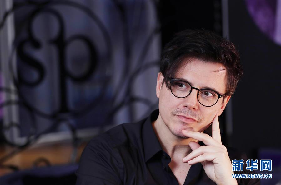 （國際&middot;圖文互動）（3）通訊：手牽手，我們共同驅(qū)散陰霾&mdash;&mdash;法國音樂人創(chuàng)作抗疫歌曲背后的故事