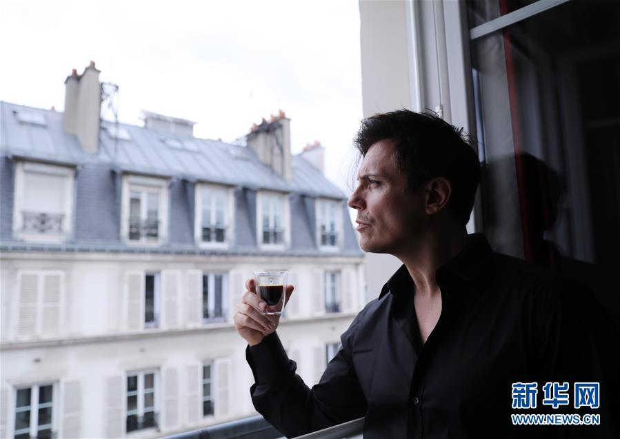 （國際&middot;圖文互動）（5）通訊：手牽手，我們共同驅(qū)散陰霾&mdash;&mdash;法國音樂人創(chuàng)作抗疫歌曲背后的故事