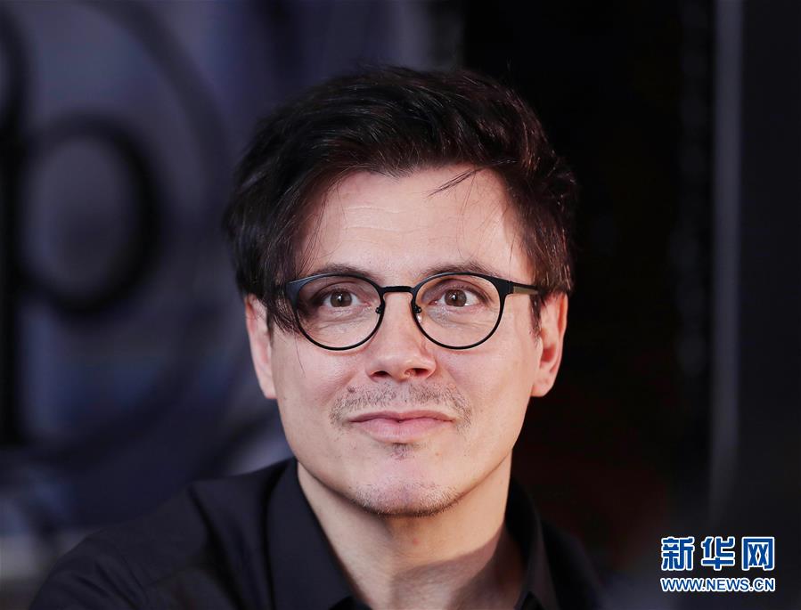 （國際&middot;圖文互動）（6）通訊：手牽手，我們共同驅(qū)散陰霾&mdash;&mdash;法國音樂人創(chuàng)作抗疫歌曲背后的故事