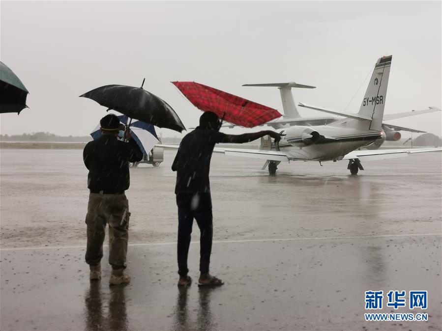 (國際·圖文互動(dòng))(1)一場飛越非洲三國援助同胞的“生死賽跑”