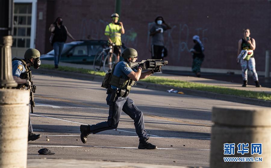 （國際）（1）美國警察執(zhí)法動(dòng)作不當(dāng)致一名非裔男子死亡 引發(fā)大規(guī)?？棺h