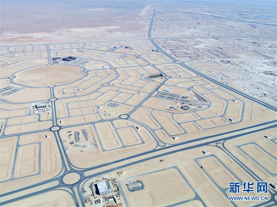 （國(guó)際疫情&middot;圖文互動(dòng)）（5）通訊：防疫、生產(chǎn)兩不誤，沙漠現(xiàn)&ldquo;棋盤&rdquo;&mdash;&mdash;記中企承建科威特住房基建項(xiàng)目
