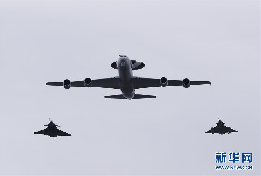 (國(guó)際)(6)法國(guó)國(guó)慶節(jié)閱兵式致敬抗疫公民