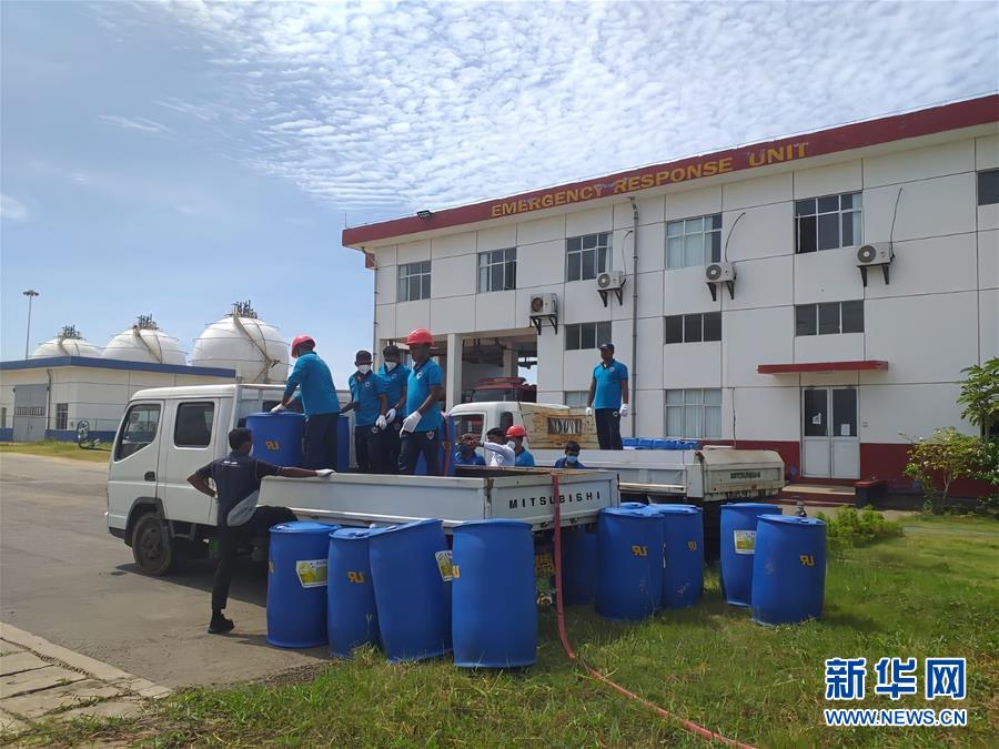 (國(guó)際·圖文互動(dòng))(2)在斯里蘭卡中國(guó)專(zhuān)家和中資企業(yè)助力油輪滅火