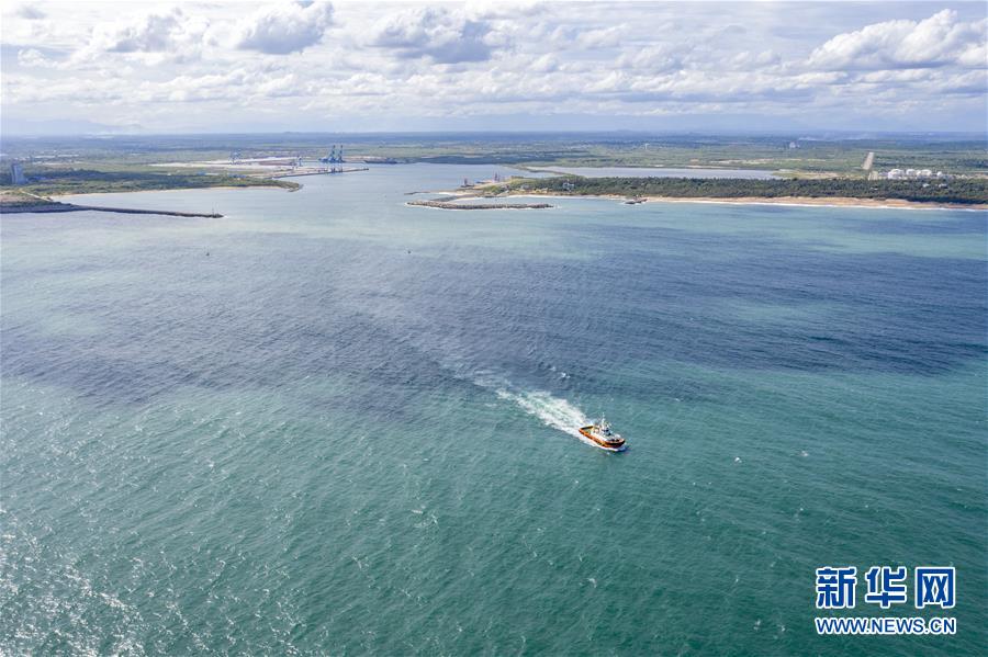 (國(guó)際·圖文互動(dòng))(4)在斯里蘭卡中國(guó)專(zhuān)家和中資企業(yè)助力油輪滅火