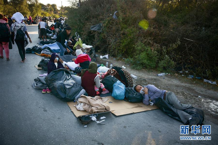 (國際)(2)希臘最大難民營發(fā)生火災 數千人逃離