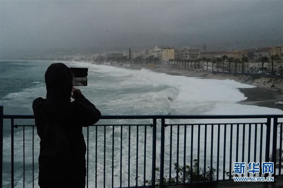 (國際)(1)法國東南部地區(qū)遭暴風雨襲擊致18人失蹤