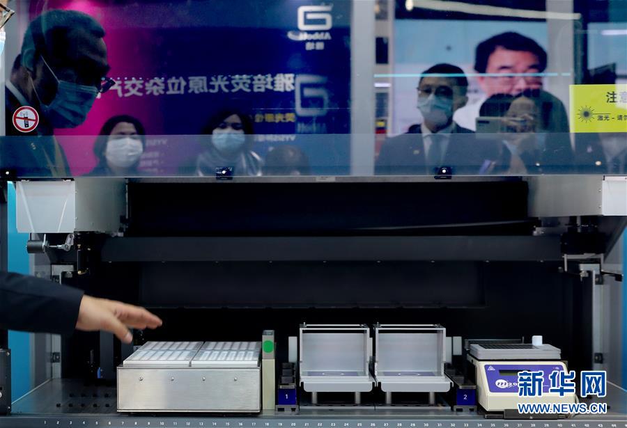 （第三屆進(jìn)博會&middot;圖文互動）（11）新疫苗、新療法，進(jìn)博會最&ldquo;火爆&rdquo;展區(qū)見聞