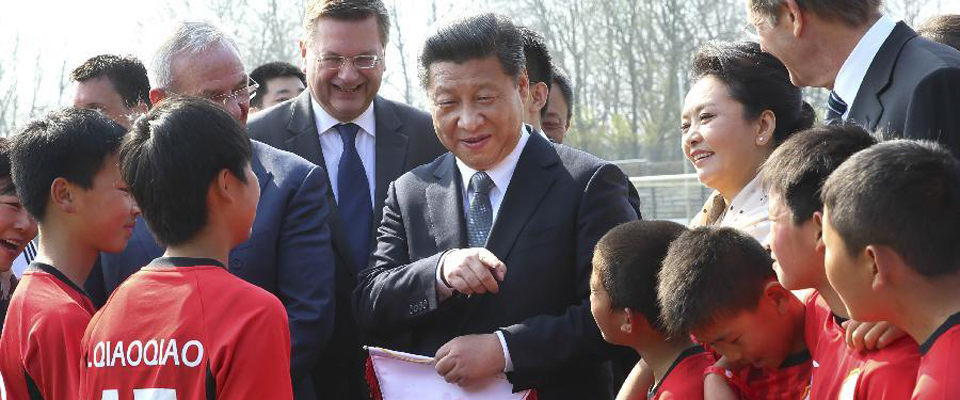 習近平看望在德國訓(xùn)練的中國少年足球運動員