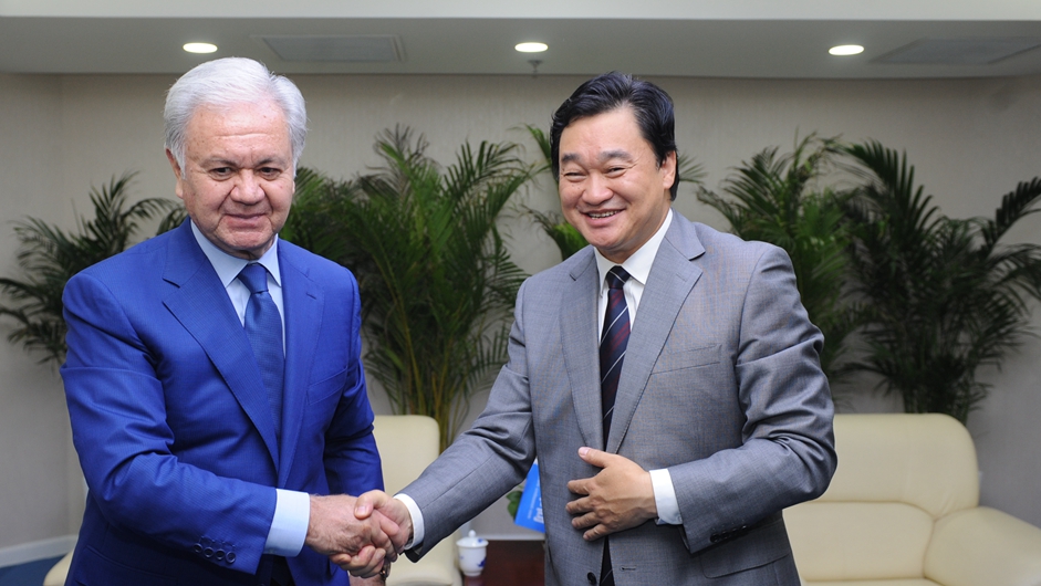 新華網(wǎng)董事長(zhǎng)、總裁田舒斌與上海合作組織秘書長(zhǎng)阿利莫夫親切握手