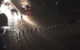 暴雨中的&ldquo;最美人墻&rdquo;找到了！