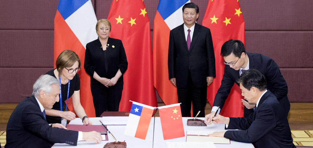 習近平同智利總統(tǒng)巴切萊特一道出席中智自由貿易協(xié)定升級議定書簽字儀式