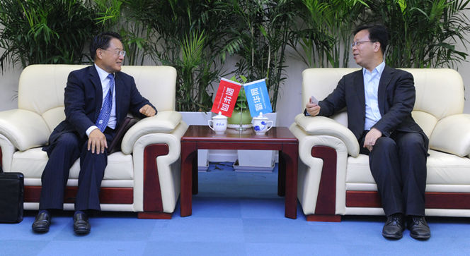 新華網黨委常委、副總編輯劉加文在訪談前會見李勇