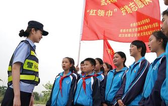 孩子們的&ldquo;紅領(lǐng)巾護路志愿隊&rdquo;