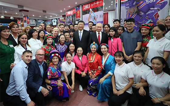 習(xí)近平和俄羅斯總統(tǒng)普京共同訪問(wèn)&ldquo;海洋&rdquo;全俄兒童中心