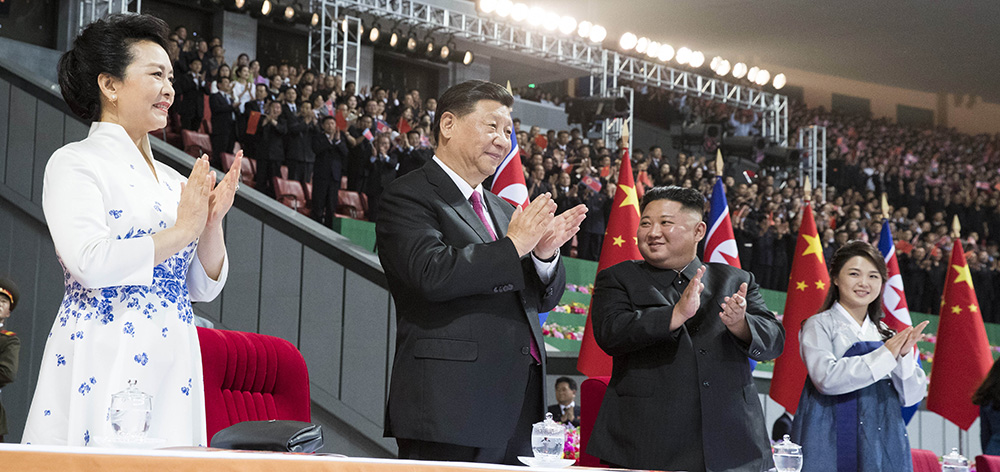 習近平和彭麗媛觀看朝鮮大型團體操和藝術(shù)演出