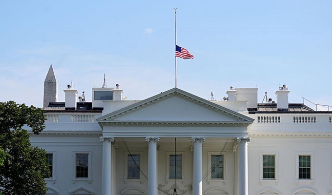 24小時內發(fā)生兩起重大槍擊事件 特朗普下令降半旗致哀