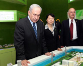 內(nèi)塔尼亞胡在上海漕河涇開(kāi)發(fā)區(qū)參觀(guān)