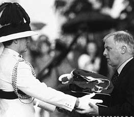 英國插手香港事務(wù) 意欲何為？