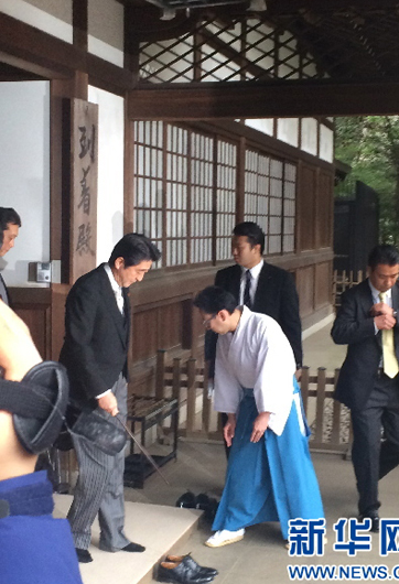 安倍為何不顧?quán)彿磳Γ瑘?zhí)意參拜？